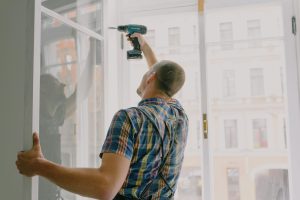 Remonty łazienek dla osób niepełnosprawnych: jak stworzyć przystępne i funkcjonalne wnętrza?